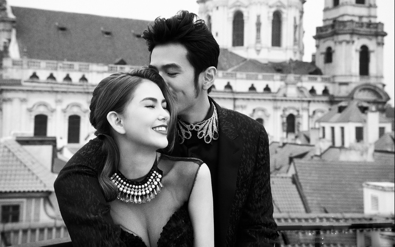 Kunling sun photo shows Jay Chou, smiling happily with one hand on her husband's shoulder
