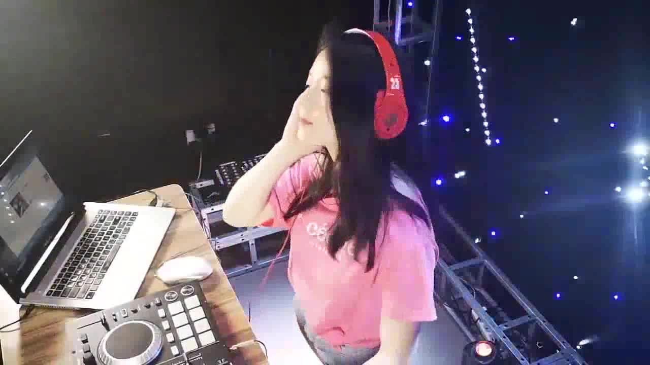 Beauty DJ's live disc-playing song 