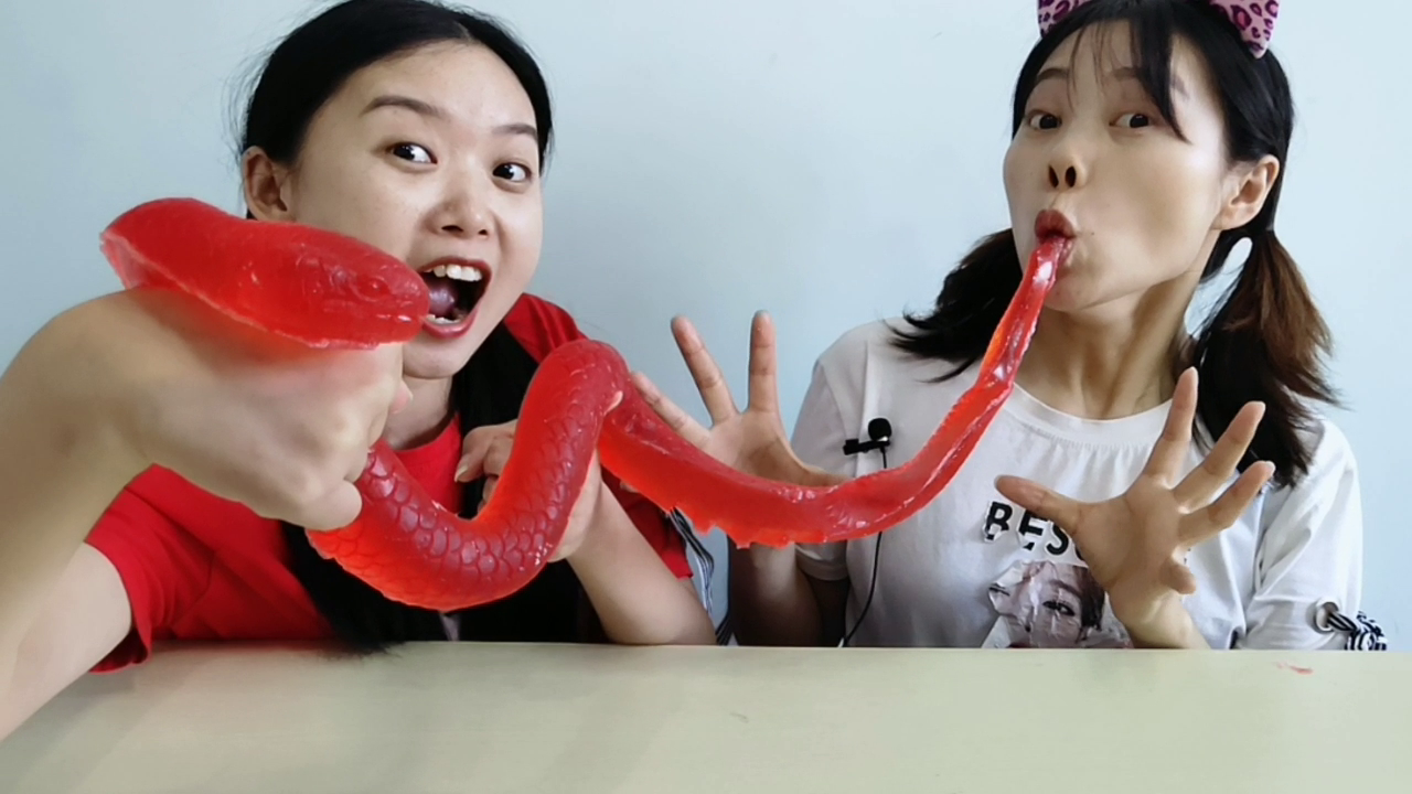 The two girlfriends ate super-large "snake rubber candy" and sang and acted on the top of their bodies. They had fun and laughed too much.