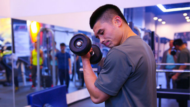 Most people like to train their muscles. Boys think that muscles are healthier and handsome.