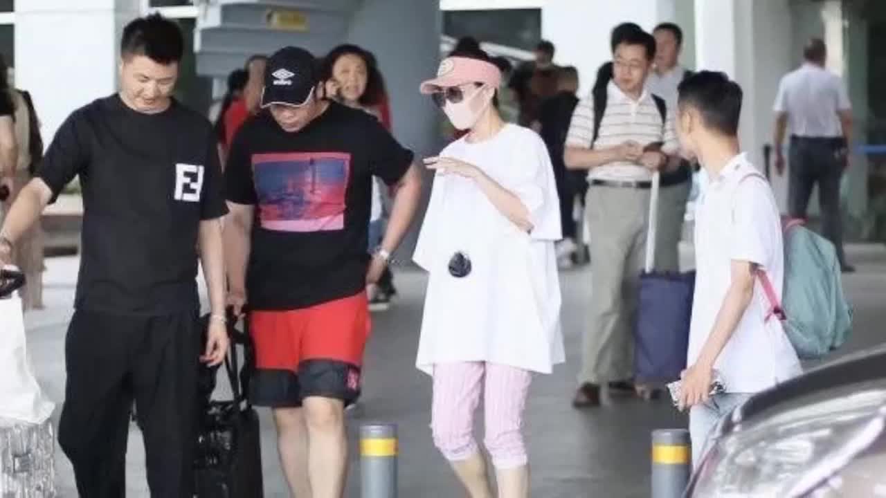 Xu Qing is finally getting old! Airport wears aunt pants and a loose T-shirt, and the whole person looks like a very 50-year-old.