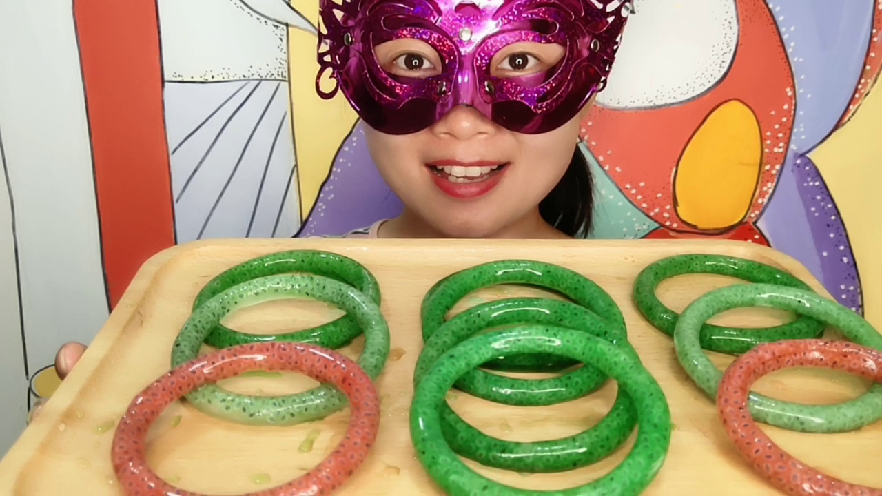 Eat ice sister eat "Lanxiangzi Bracelet color ice", red and green hands wear, good-looking, refreshing and happy to eat.