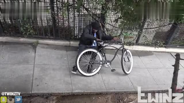 [Funny Video] Play a prank with electric shock effect bait on the bicycle!!
