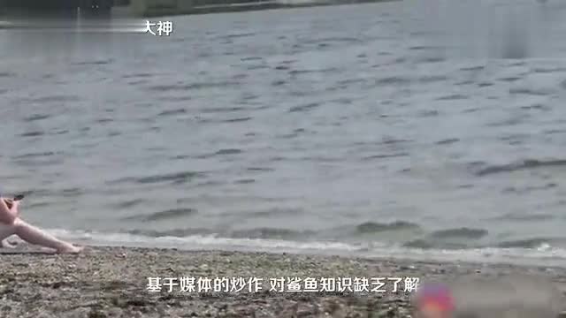 [Funny Video] The foreigner put the remote shark fin in the sea to catch the passers-by. The young man was so frightened that the paddle board turned over.