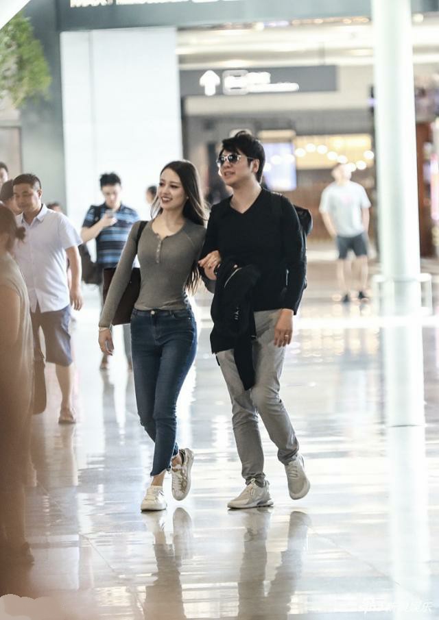 Lang Lang and his wife Gina appeared at the airport and held hands with each other