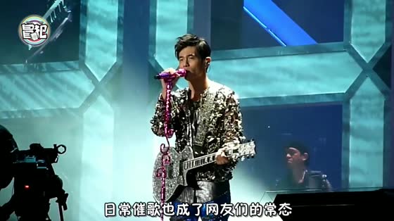 Jay Chou's new album is coming at last. Late at night, he flipped cards to surprise her. The song is called No Milk Tea.