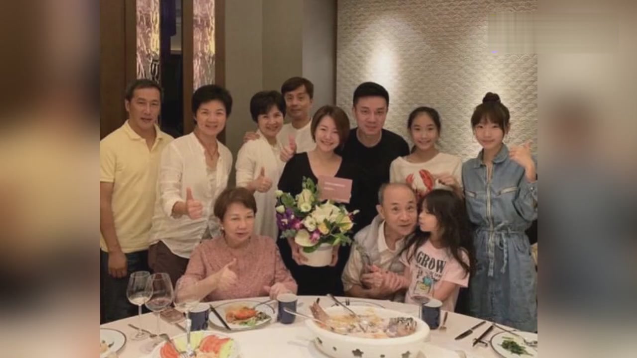 Dee Hsu Family Photo,Show Love with Husband in Lover Dress