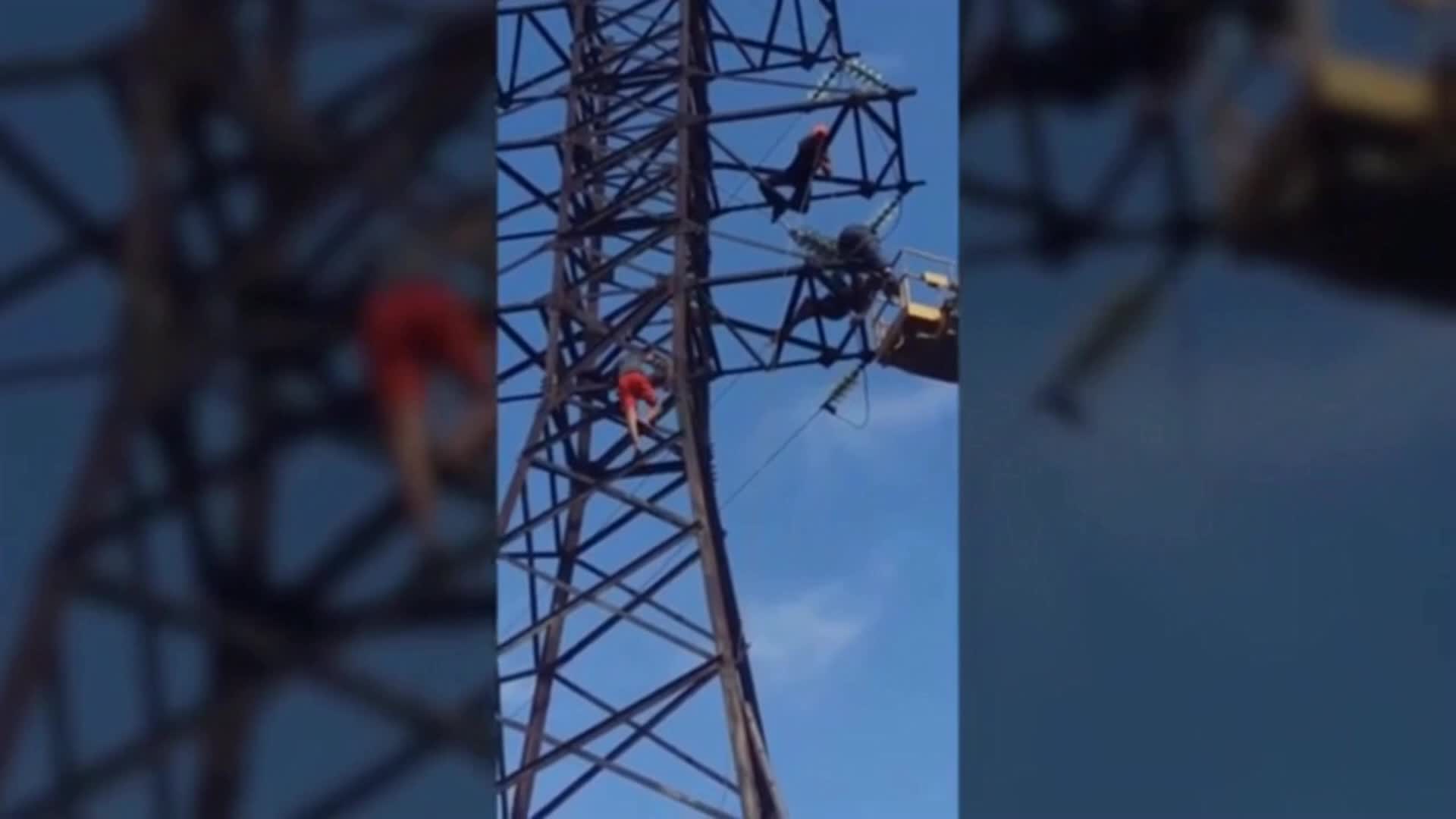 Ukraine's 16-year-old teenager crawled onto a high-voltage power tower and died of electrocution