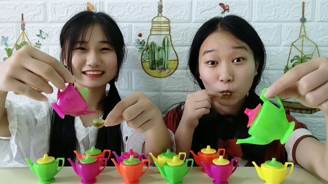 The two sisters ate interesting snacks, "Latin candy lantern pot", colorful and small candy hiding, delicious and fun.