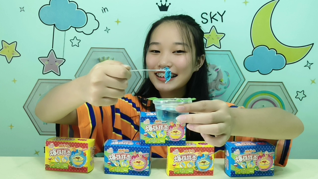 Teeth Girls try to eat interesting snack "Popballs Mixed Noodles", DIY food is really interesting, Q marble water moist sweet and sour.