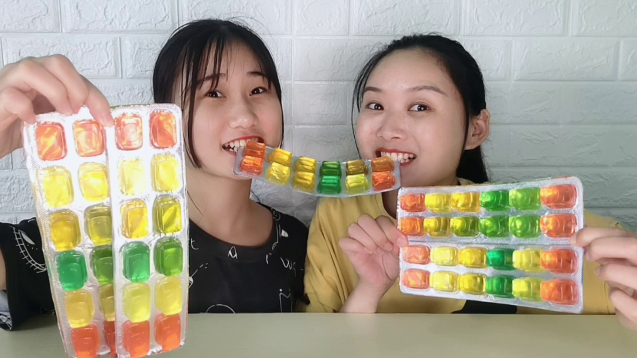 Miss and sister eat "Golden Treasure Team jelly", colorful and creative, sweet and delicious super praise