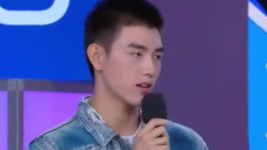 Wu Yifan Chen Feiyu hit his shirt and face again. The difference is 10 years old and looks like twins.