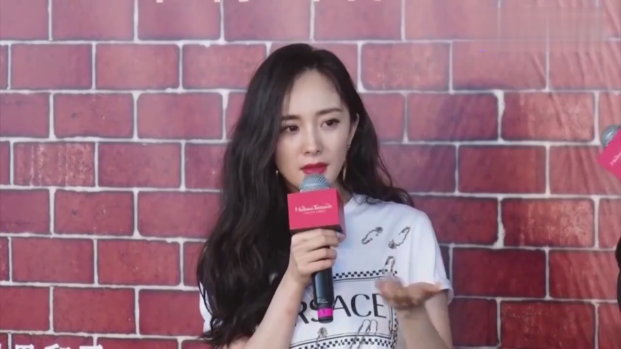 Versace T-shirt listed Hong Kong and Macao as a country,Yang Mi studio terminated cooperation