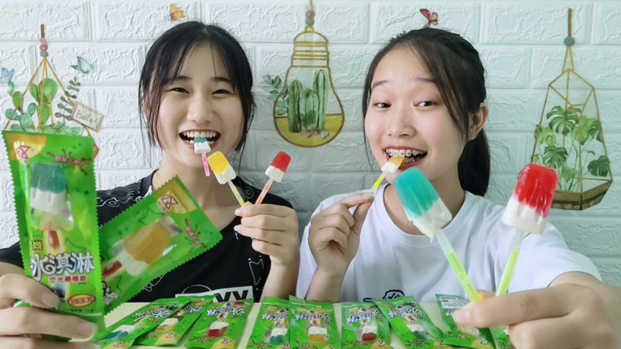 The two sisters ate "ice-cream fluorescent lollipop". The colorful mini-mini is so sweet and fruity.