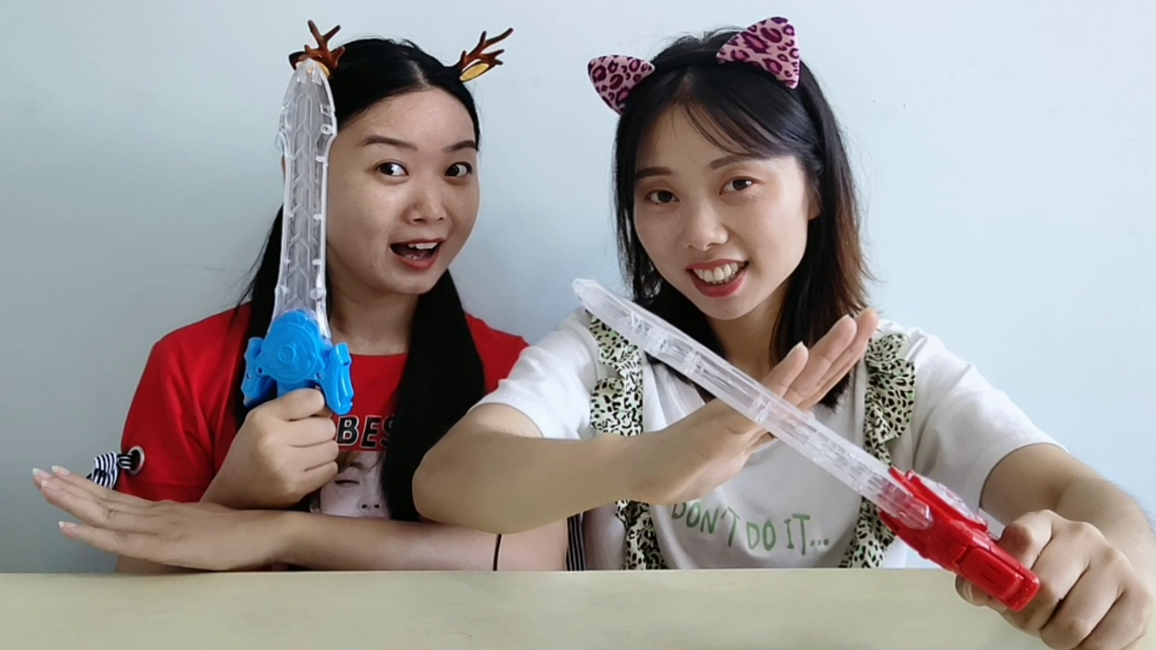 Two girlfriends "play with swords", aiming at launching more than moves, surprise candy sweet super happy