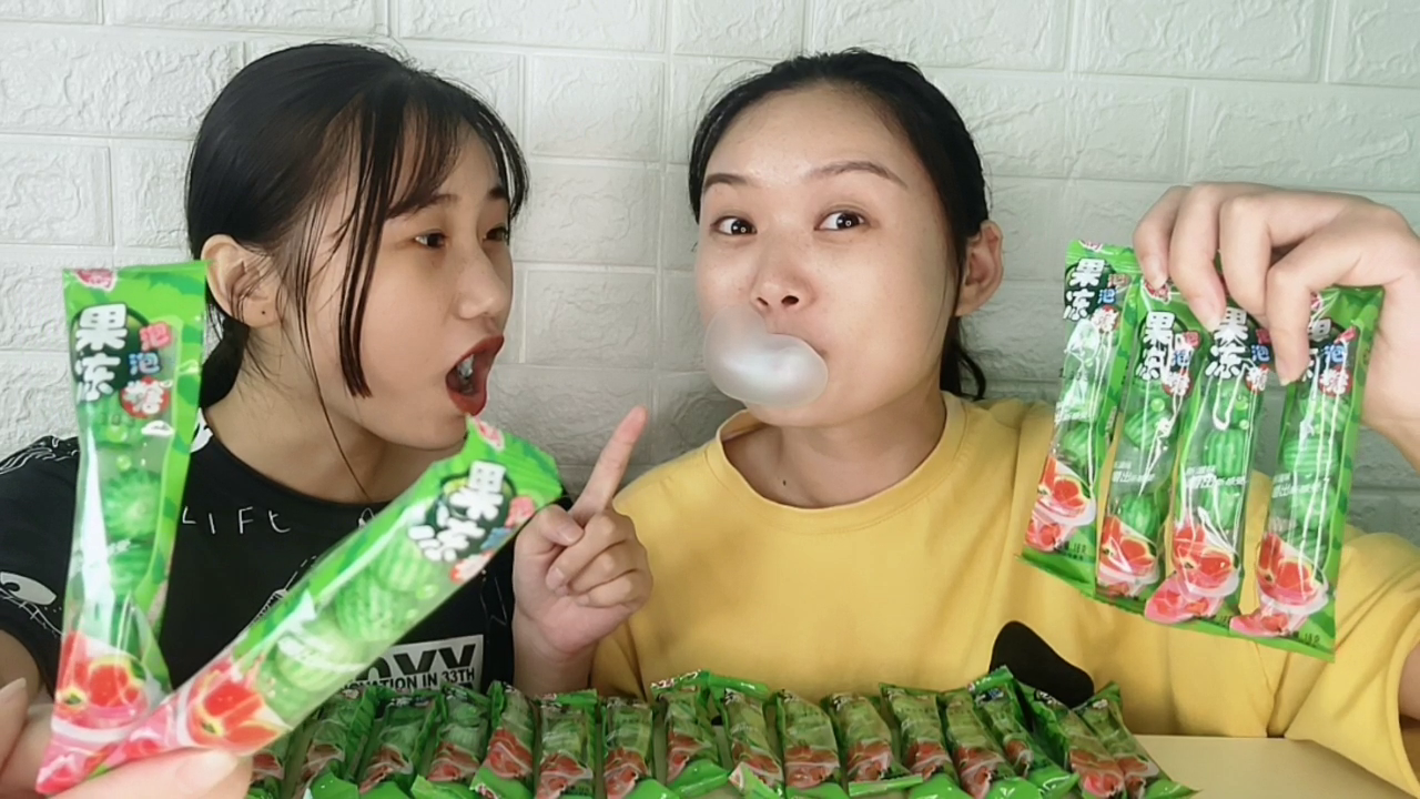 They ate "Watermelon Bubble Sugar". The green mini-flavor was cool, the competition was bubbling happy and delicious.
