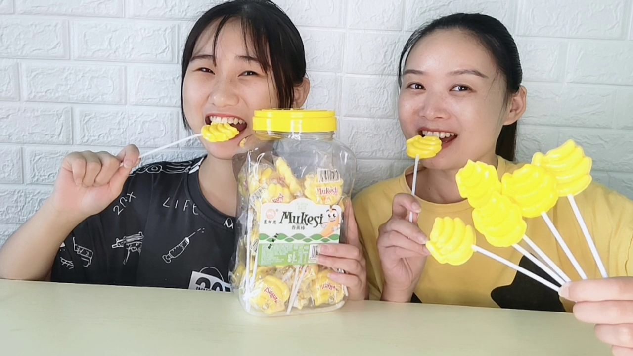 They eat banana lollipops. They have a bunch of yellow and clear candies. They like strong fruits.