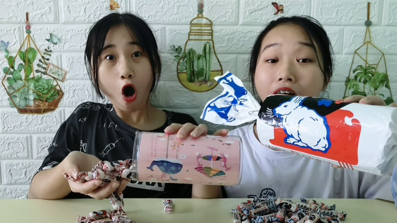 The two sisters ate super-large "big white rabbit milk candy". They recalled many happy childhood memories. The milk was rich and delicious.