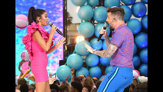 Sarah Hyland and Jordan McGraw rock the stage with‘Met At A Party’ 