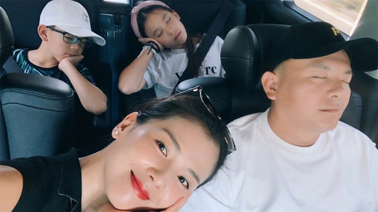 Liu Tao's family has four happy summer vacations. All the husbands and daughters are sleeping soundly and warm, and the family has a high face value.