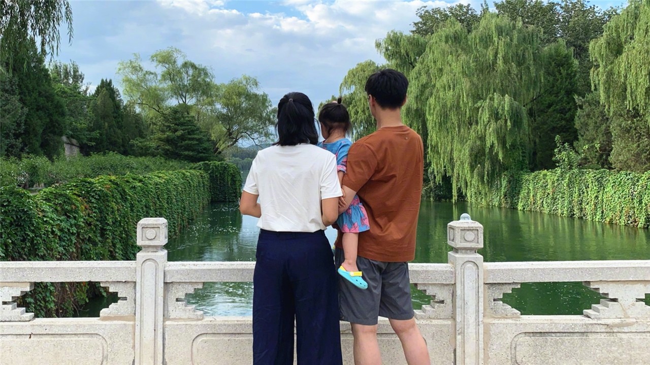 Zhu Dan basks in the family's pictures and enjoys the scenery around the baby family on Monday. The pictures are warm and happy.