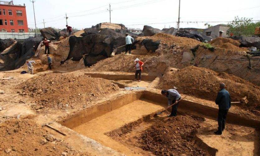 Workers dug up ancient tombs 2,500 years ago and police evacuated the scene. Expert: Backfilling is needed