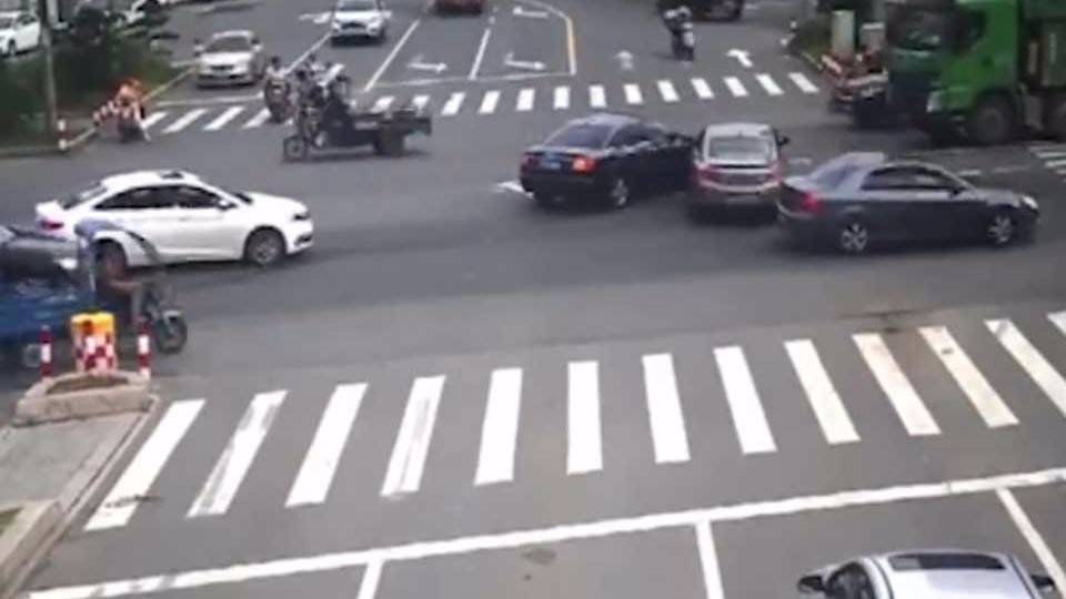 A man and his family in Zhejiang have been in conflict for two days, sleepless at the intersection, driving through a red light and crashing into a car