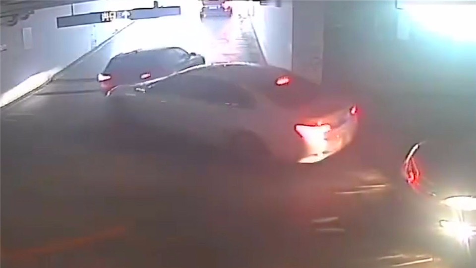 A woman in Chongqing crashed the accelerator into the garage wall by mistake