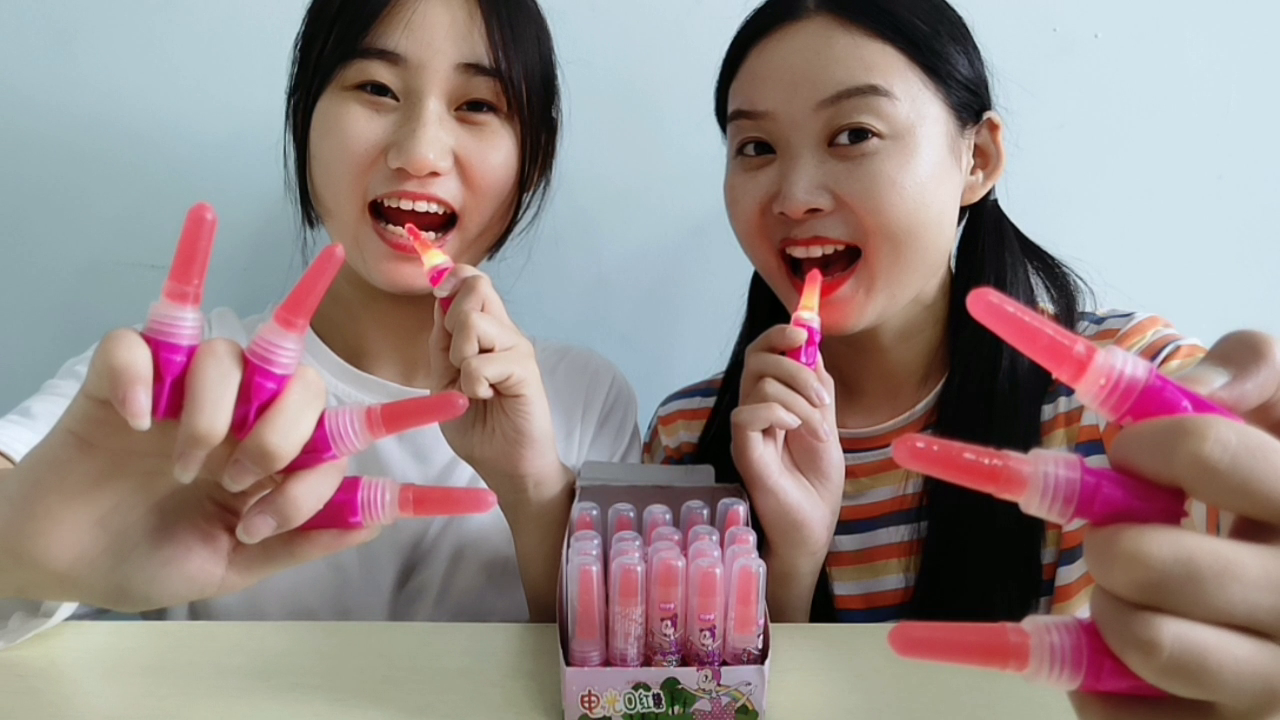 They eat "electric lipstick" and press it red and shiny. It's sweet and delicious. It's very interesting.