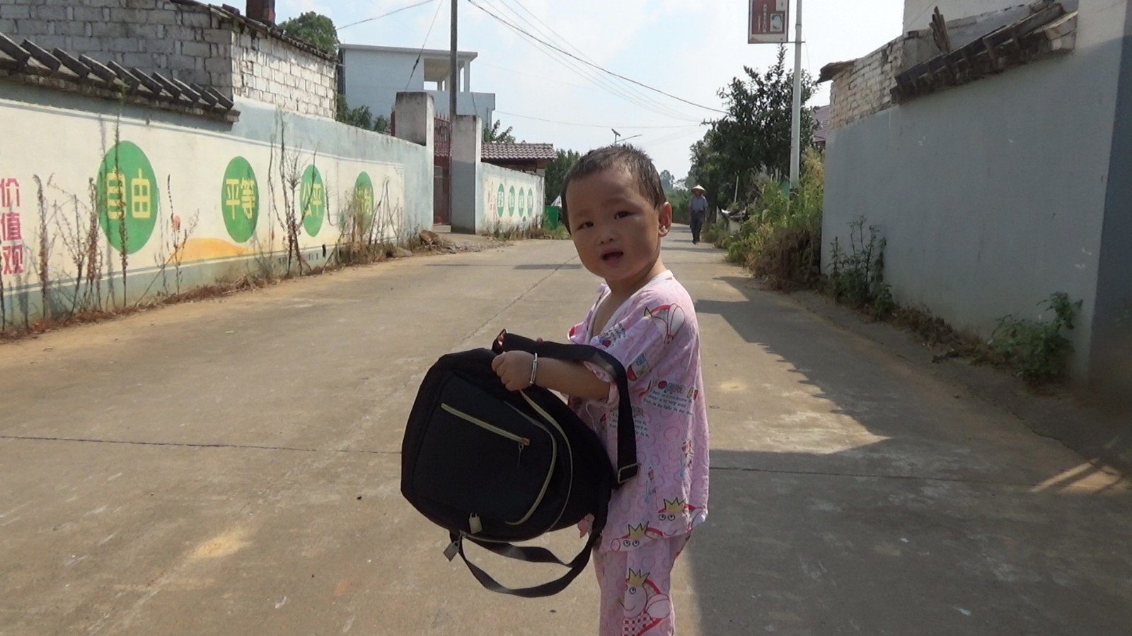 One-year-old Mengwa in the countryside was driven out by her father. Her mother checked her backpack. No wonder she was full of energy.