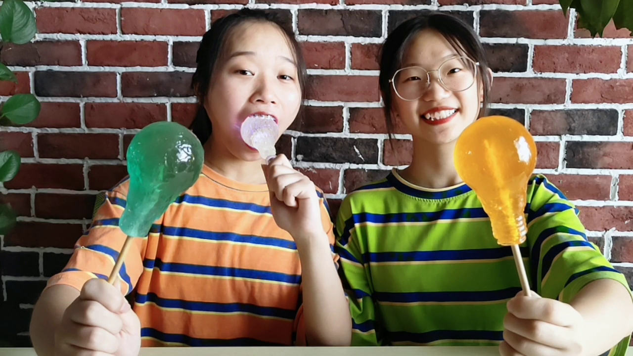 The two sisters performed "Bulb Candy" with a stuffed light bulb. It was colorful, transparent and luminous. It was delicious and interesting.