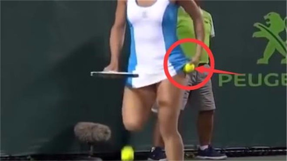 Why do women players put a ball at the skirt in tennis matches? After reading it, I suddenly realized it.
