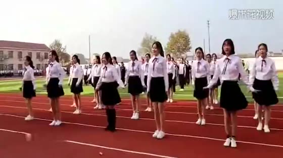 Campus Dance Video, the whole class of girls to dance, this is a beautiful scene.