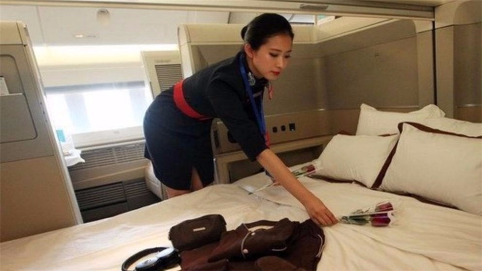 What kind of service can you enjoy in the first class flight of 140,000 yuan? I really envy you after seeing it.