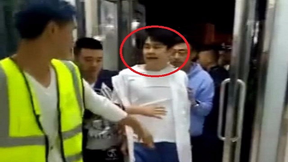 Xiaoshenyang was caught taking drugs? The scene of the event was dragged by security guards. His wife sent out a letter late at night to complain about him.