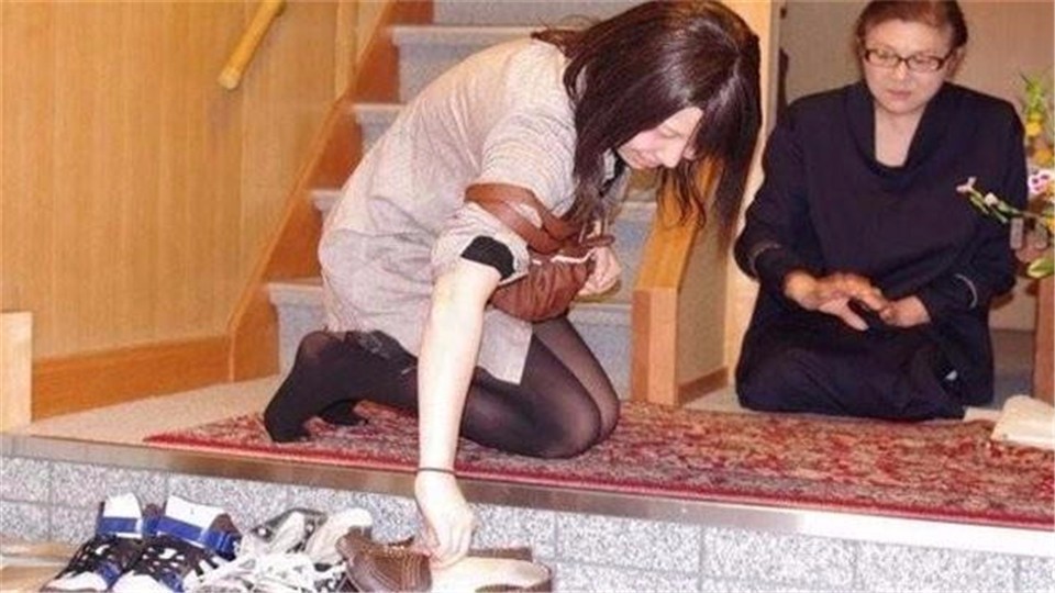The Japanese take off their shoes as soon as they enter the house. What should they do in case of foot odor?