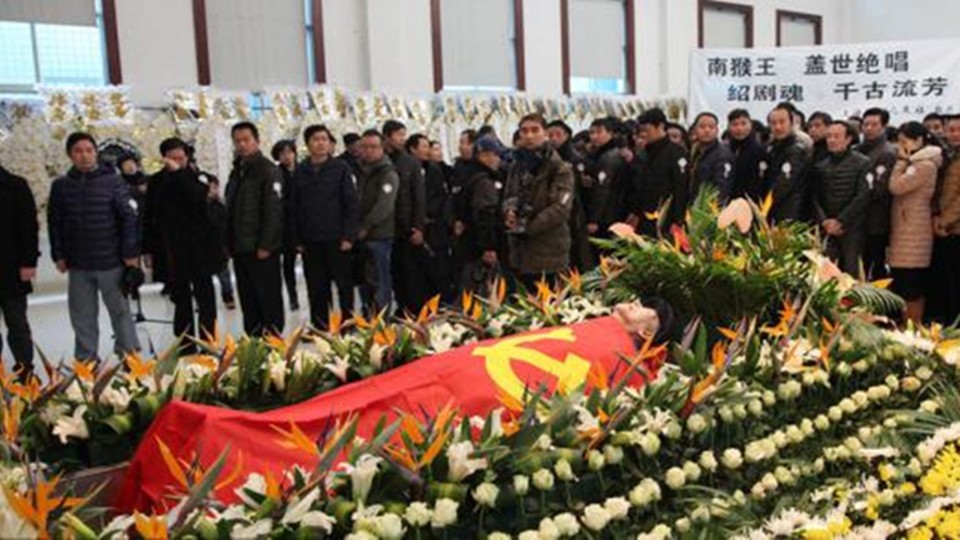 On the scene of the memorial service for six-year-old children, "Tang monk" was buried, but many family members fought hard because of family disputes.