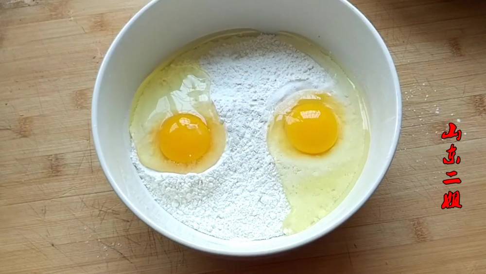 Add 2 eggs to 1 kilogram of flour without steaming or frying. It tastes 10 times better than fried bread and drips.