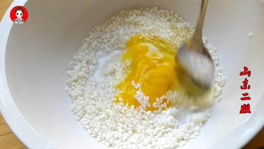 Beat an egg in rice and scoop it with a spoon. It's so delicious. It's more fragrant than fried sticks. Try it quickly.