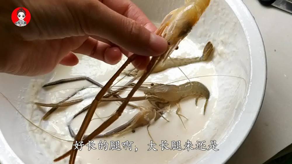 This is the best way to eat River shrimp. Fried and fried, the way is very simple, the whole family loves to eat at table.