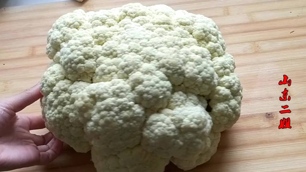 Don't stir-fry cauliflower, add 3 or 2 pork to make a simple one, even noodles are saved, children love to eat.