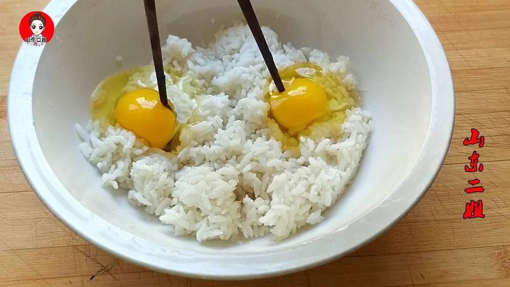 Beat 2 eggs in a bowl of leftover rice without stir-frying or branding. Simple cooking makes the whole family salivate and fragrant.