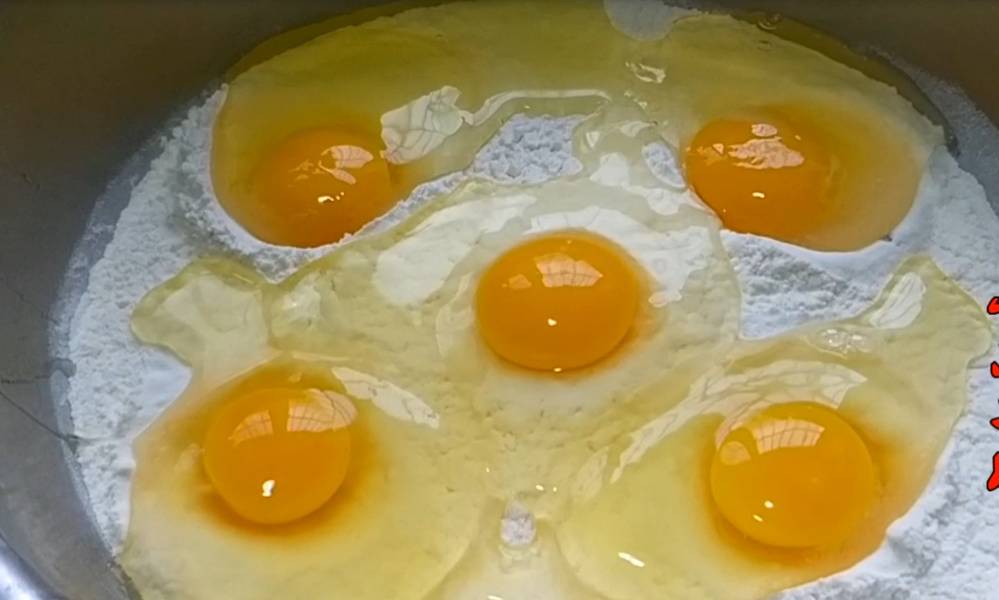 Add 5 eggs to 1 kilogram of flour, without steaming or baking, without frying, with both hands around, and let the babies out of the pot.