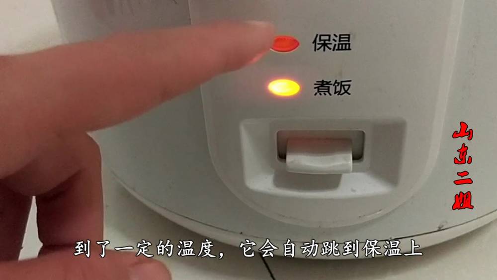 After 30 years of living, it was known that the electric rice cooker could also be used to roast sweet potatoes, 6 kilograms at a time, which was nutritious and overwhelming.