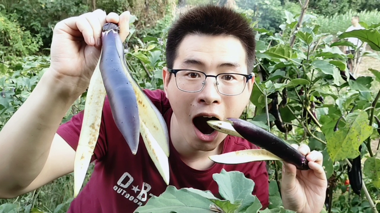Brother Glasses makes fried eggplant outdoors. Rapeseed fried is golden in colour and has a strong aroma and attractive appetite.