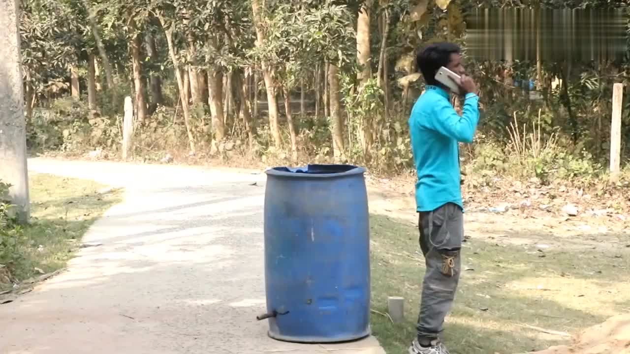 Indian countryside funny collection, unexpectedly hit people's head with ceramic vats