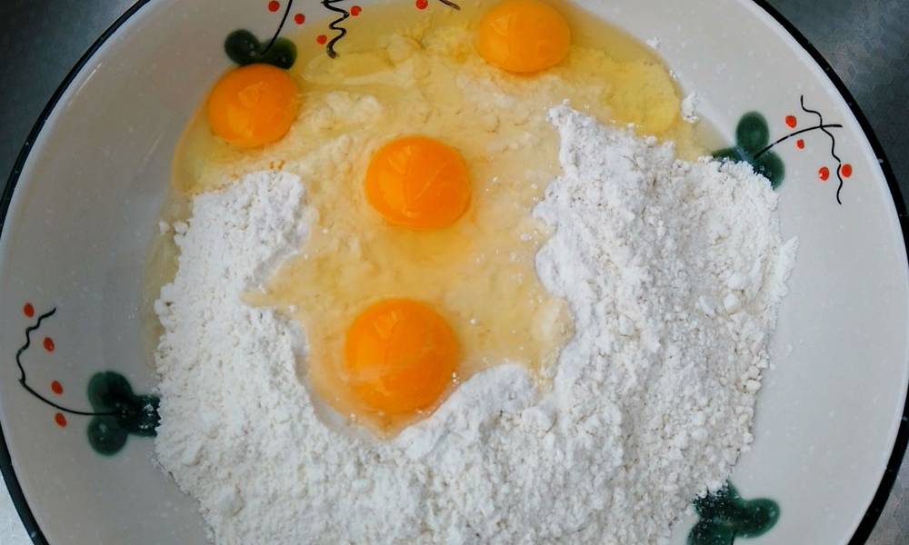 One kilogram of flour, four eggs and noodles without water, keep them for two months, and they are delicious for children.