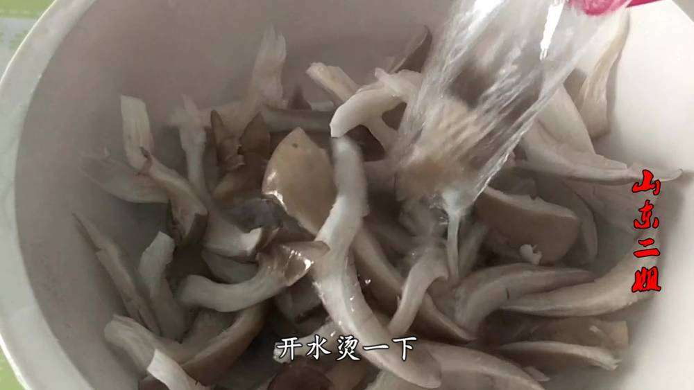 Pleurotus ostreatus is a treasure all over your body. It teaches you how to cook new food secretly. It's not fried, stewed or fried. It's tender, juicy and salivary.