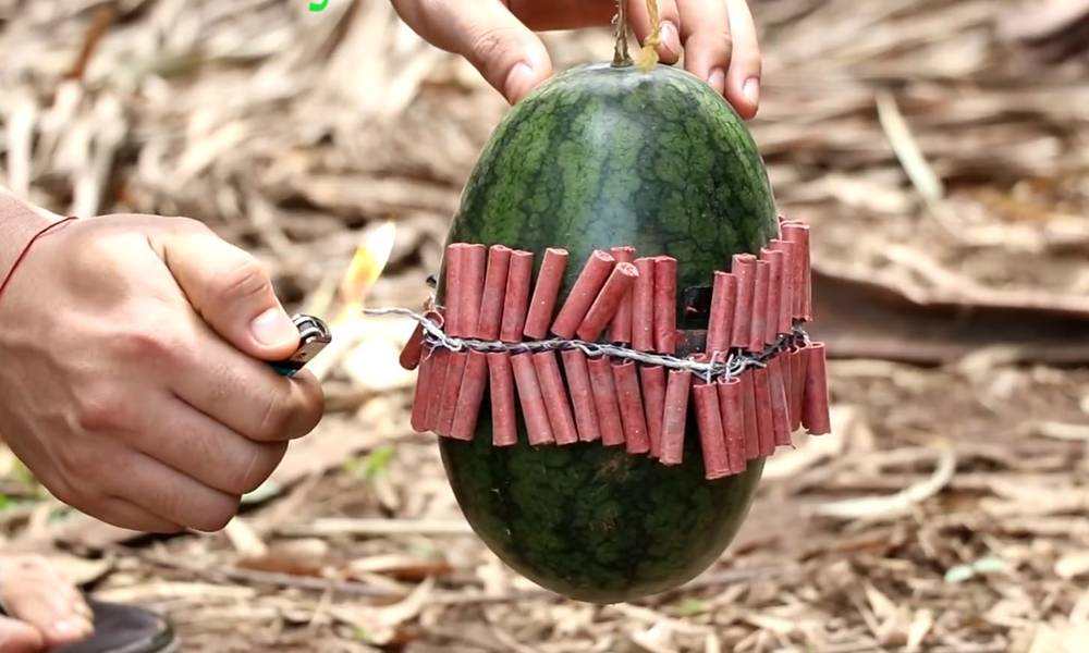 The foreigner tied the firecrackers to the watermelon, which turned out to be awkward. A pile of firecrackers was not as powerful as a pile of firecrackers.