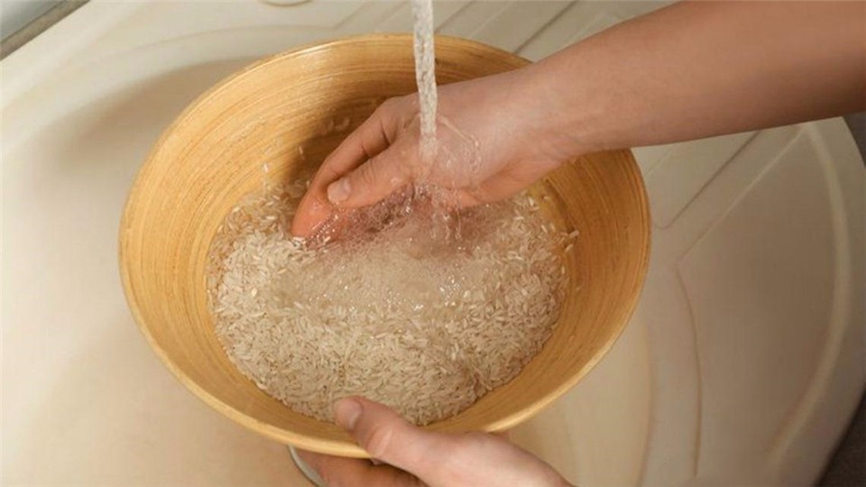 Add a little baking soda to the rice water to solve the problem of most families. It saves money and is practical. Let's take a quick look at it.